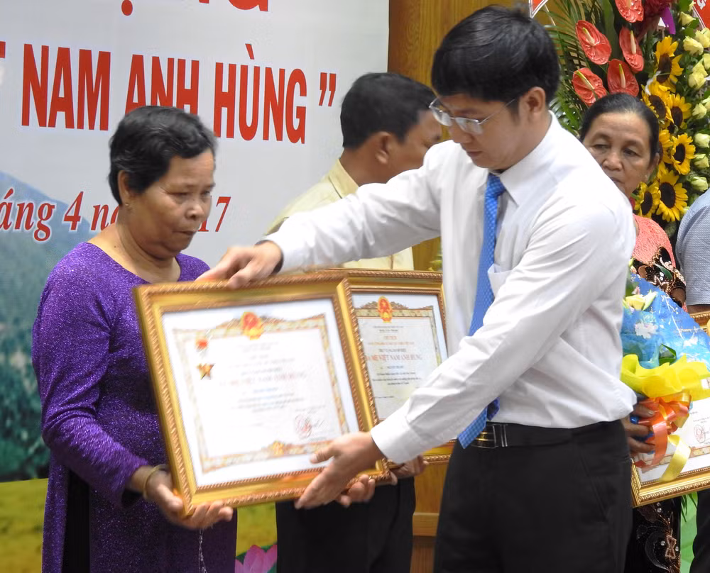 Tay Ninh: 15 women awarded with Vietnamese Heroic Mother title ảnh 1