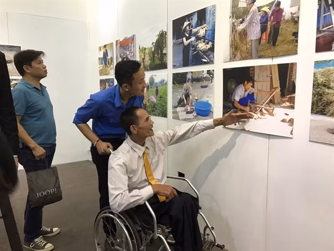 Photo exhibition showcases works by Vietnamese with disabilities ảnh 1