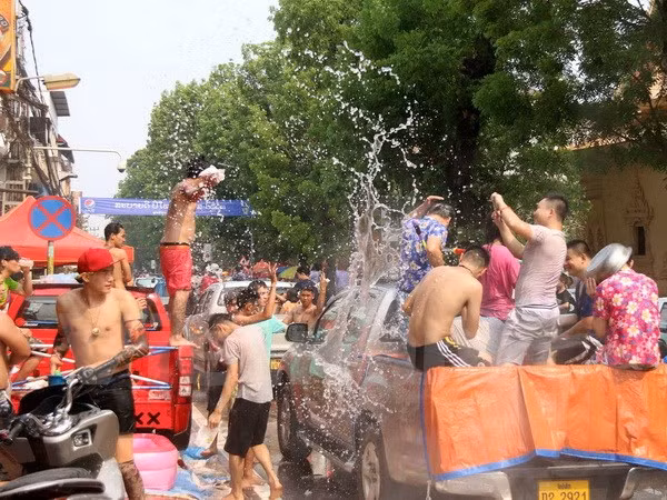 Traditional New Year celebration in full swing in Laos, Cambodia ảnh 1