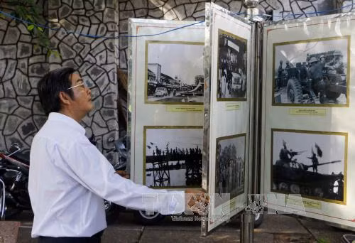 Photo exhibition on 1975 victory opens in Can Tho ảnh 1