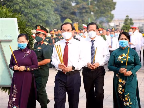 HCM City leaders pay tribute to martyrs ahead of National Reunification Day ảnh 2 HCM City leaders pay tribute to martyrs ahead of National Reunification Day ảnh 2