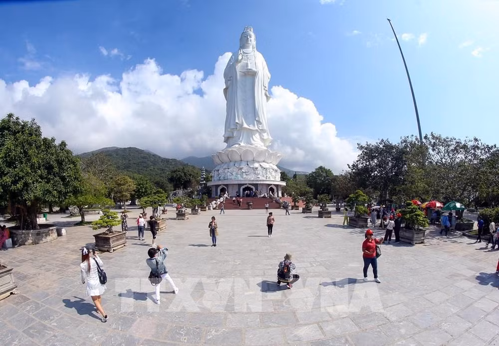 New, quality products offered to tourists during Reunification holiday ảnh 2