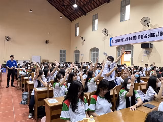 Health ministry raises alarm about use of e-cigarette among students ảnh 1