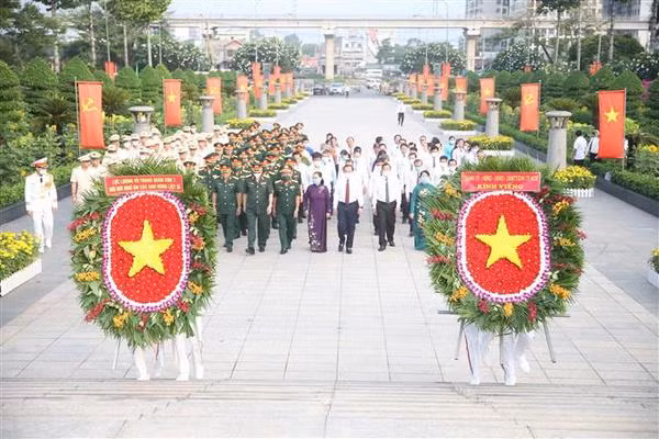 HCM City leaders pay tribute to martyrs ahead of National Reunification Day ảnh 1