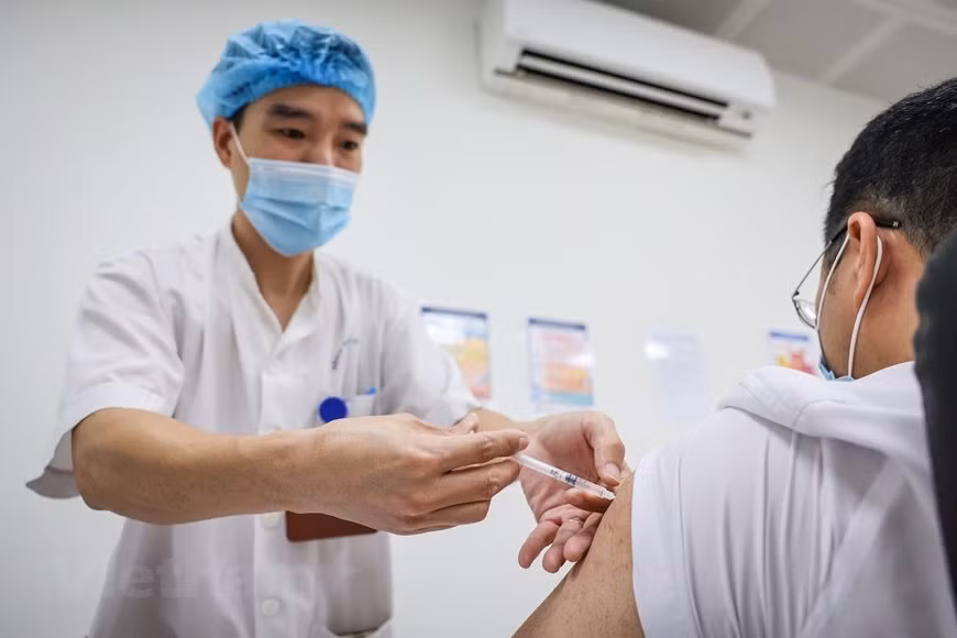 Health Ministry urges quickening vaccination against COVID-19 ảnh 1