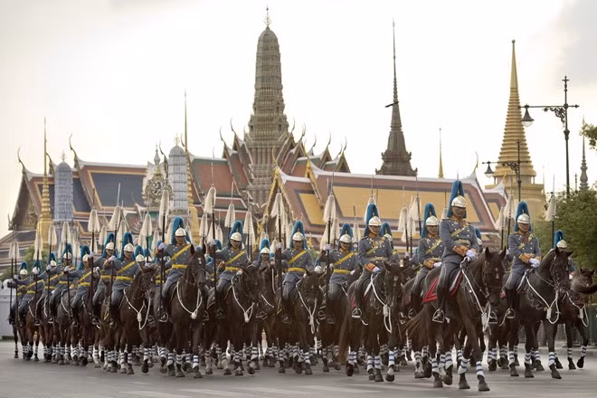 Thai people in festive mood on King’s birthday ảnh 1
