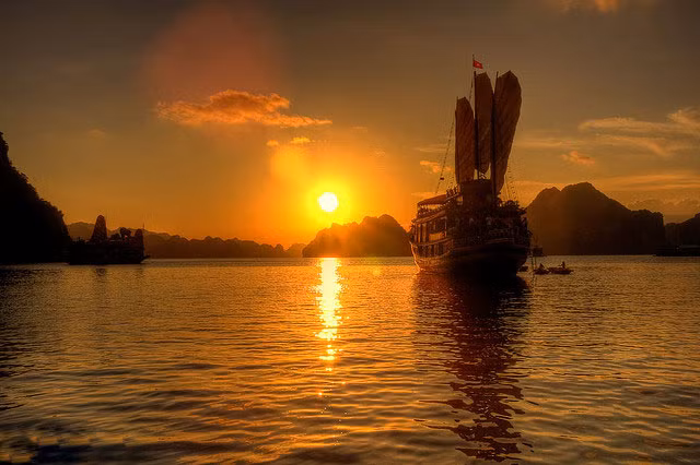 Ha Long among top nine sunset selfie spots in SE Asia ảnh 1