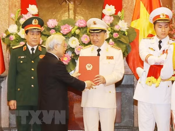 Senior public security, defence officers receive General rank ảnh 1