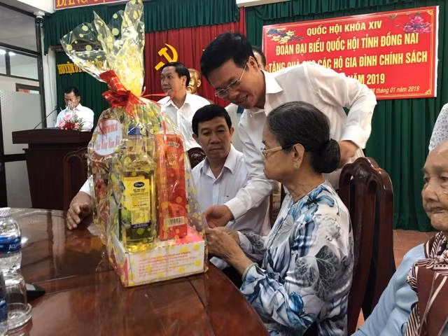 Officials present Tet gifts to social policy beneficiaries ảnh 1