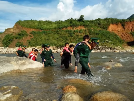 Lai Chau border force presents scholarships to poor students ảnh 1 Lai Chau border force presents scholarships to poor students ảnh 1
