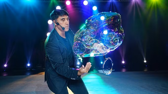 Bubble maestro Fan Yang is back to dazzle Hanoian audience ảnh 1