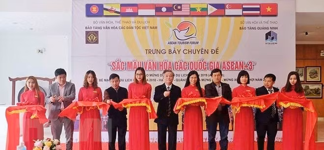 Cultures of ASEAN and dialogue partners exhibited in Quang Ninh ảnh 1