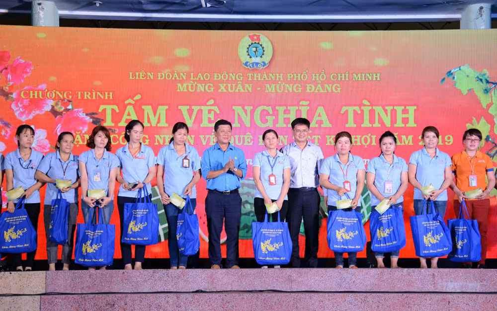 4,000 free coach tickets handed to poor workers in HCM City ảnh 1