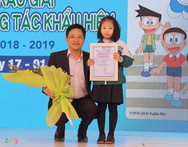 Hanoi first grader wins traffic safety slogan contest ảnh 1