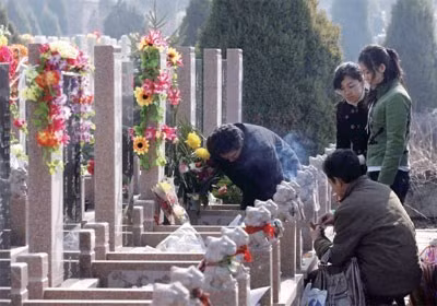 Vietnamese preserve tomb-sweeping tradition ảnh 1