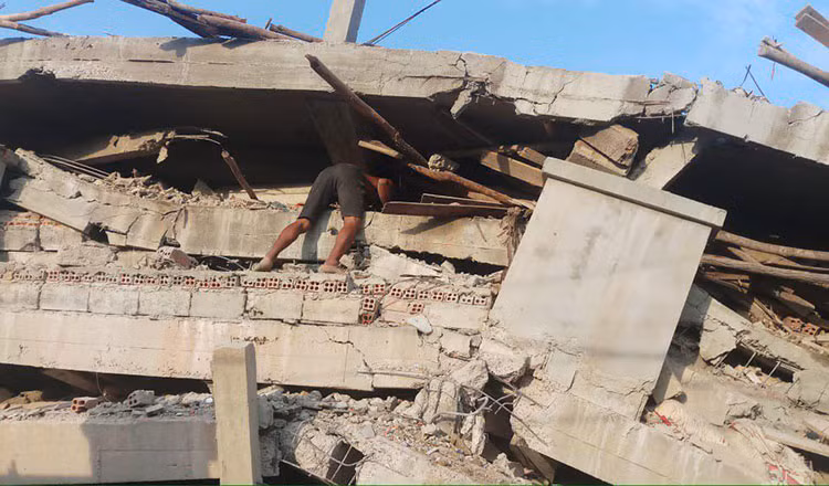 At least four dead in Cambodia’s building collapse ảnh 1