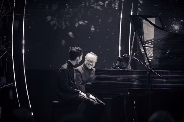 Vietnamese artists gather for New Year's Eve performance ảnh 1
