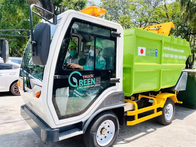 Hue pilots electric trucks for waste collection ảnh 1