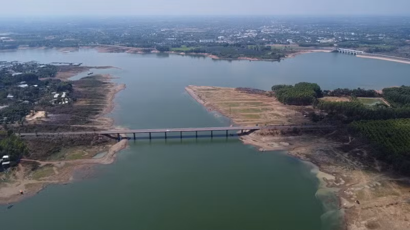 Southern largest hydropower reservoir's water drops to lowest level in 12 years ảnh 1