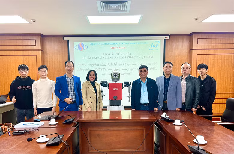 Vietnamese scientists manufacture intelligent humanoid robot ảnh 1