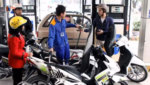Petrol prices drop over 600 VND per litre ảnh 1