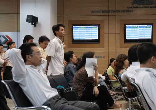 Oil down, steel up, stocks mixed ảnh 1