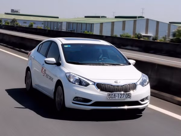Automobile sales plummet in February ảnh 1
