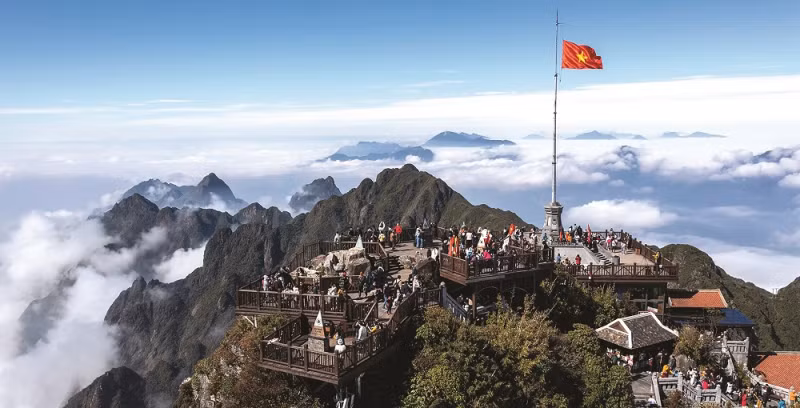 Tourism contributes significantly to socioeconomic recovery in 2023 ảnh 1