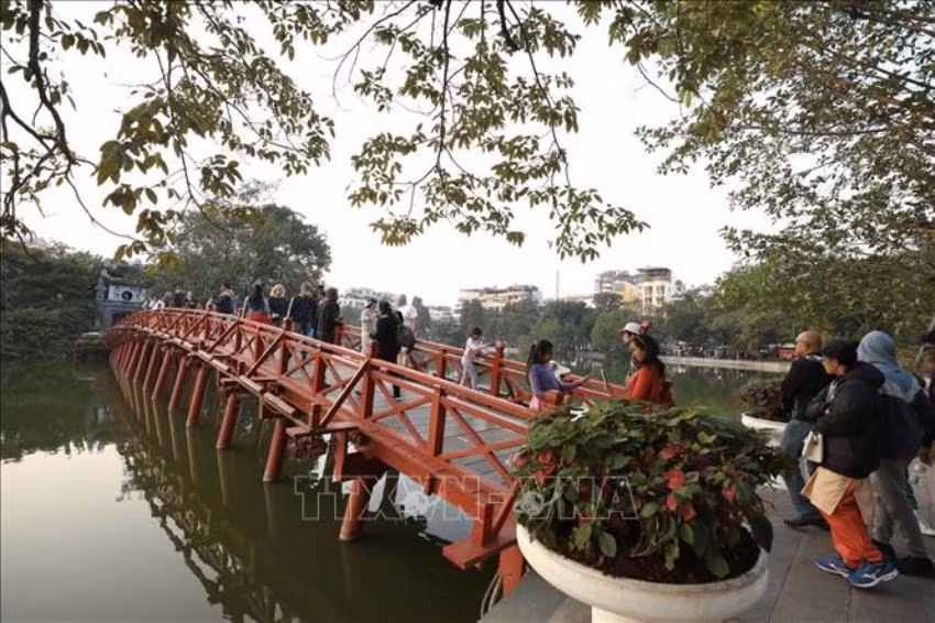 Tourism contributes significantly to socioeconomic recovery in 2023 ảnh 2
