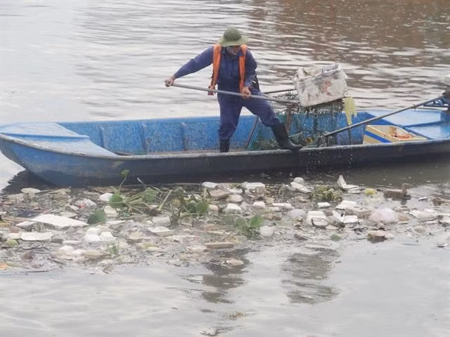 HCM City takes steps to reduce pollution in canal networks ảnh 1