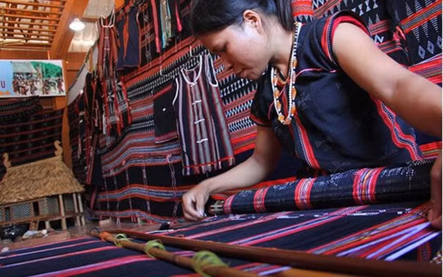 Village for ethnic culture hosts various activities for children ảnh 1