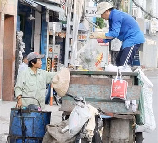 HCM City offers help to private garbage collectors ảnh 1