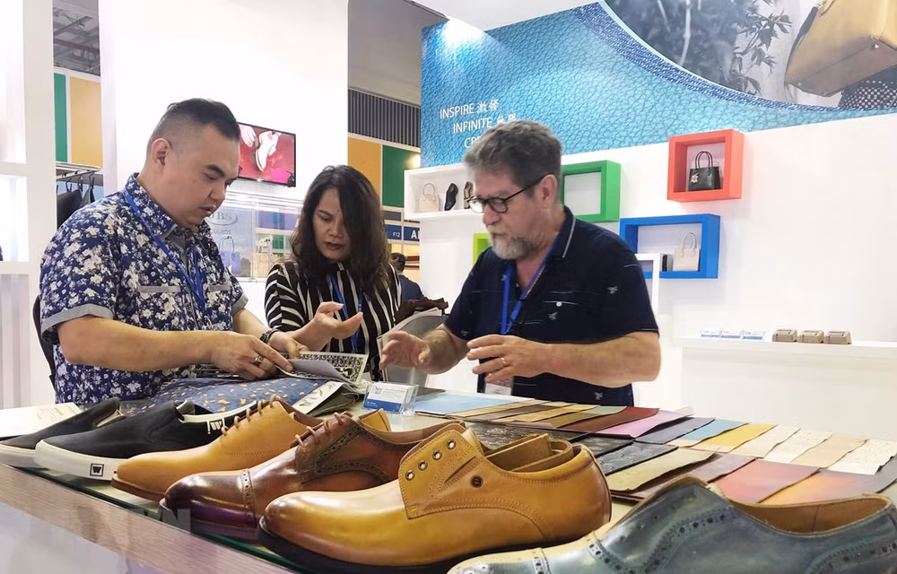 International leather and shoes expos open in HCM City ảnh 1