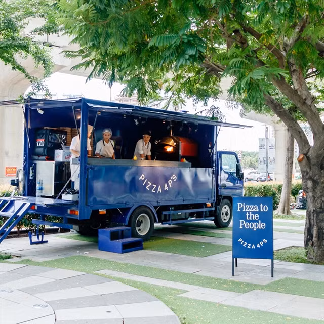 Food trucks jazz up HCM City street scene ảnh 1
