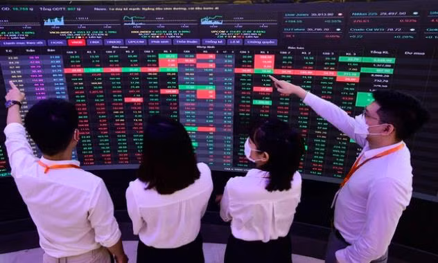 MoF transfers 35 unusual stock mark cases to investigation unit ảnh 1