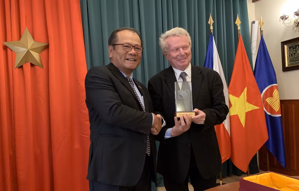 Czech writer wins Vietnamese national information service award ảnh 1