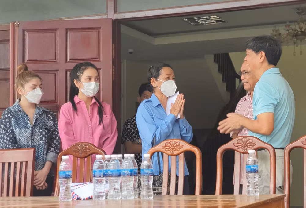 Gifts for needy Vietnamese in Cambodia on Vu Lan festival ảnh 1