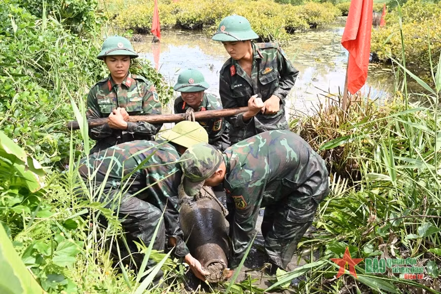 Big bomb successfully removed in Quang Ninh ảnh 1