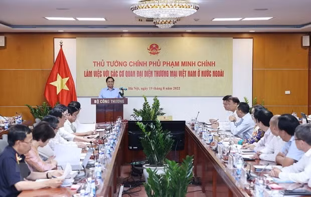 PM chairs teleconference with trade representative offices abroad ảnh 1