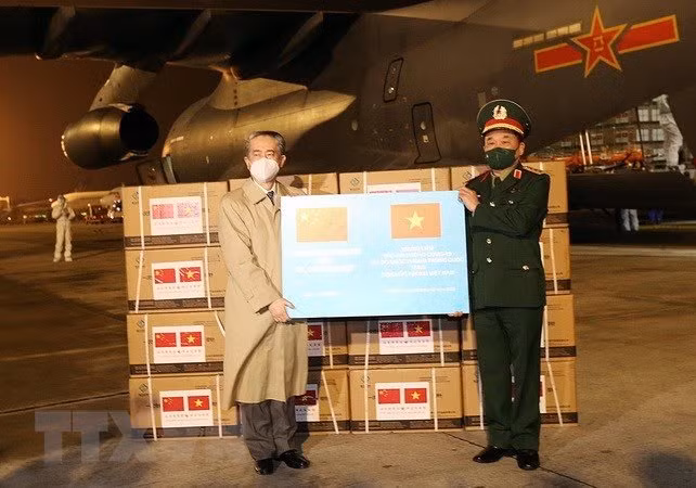 Vietnam receives Vero-Cell COVID-19 vaccine donated by China ảnh 1