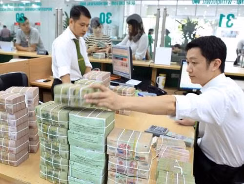 Sixteen banks cut over 21.2 trillion VND for pandemic-hit customers ảnh 1