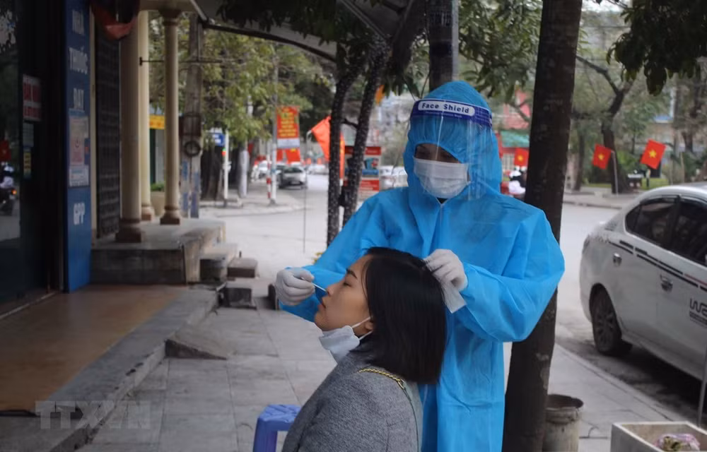 Vietnam sees record of 23,953 COVID infections on February 9 ảnh 1