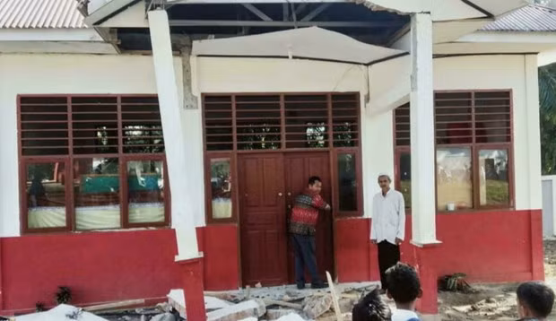 At least two dead as earthquake strikes Indonesia's Sumatra ảnh 1