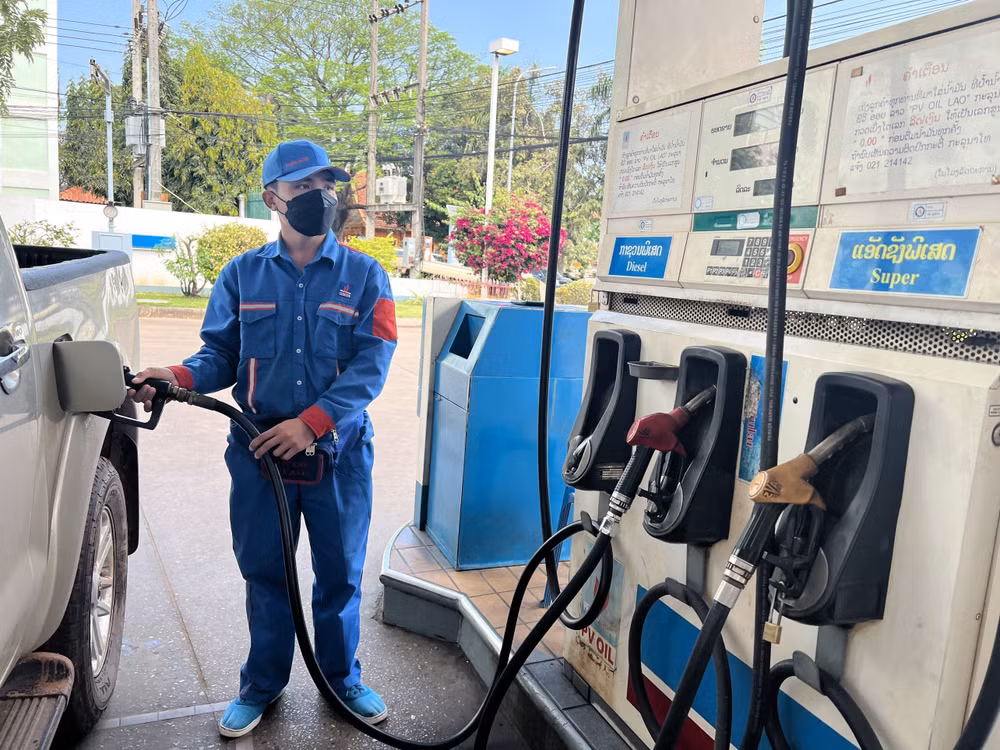 Lao gov’t acts to regulate fuel price ảnh 1