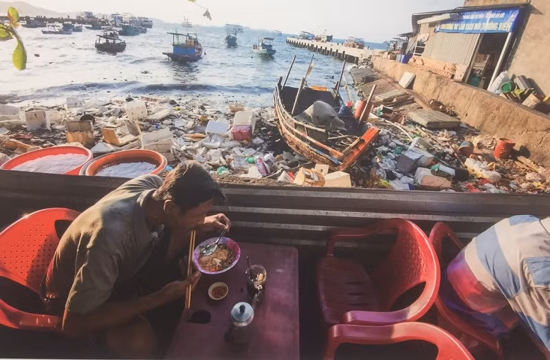 Exhibition seeks to raise public awareness on plastic waste reduction ảnh 1