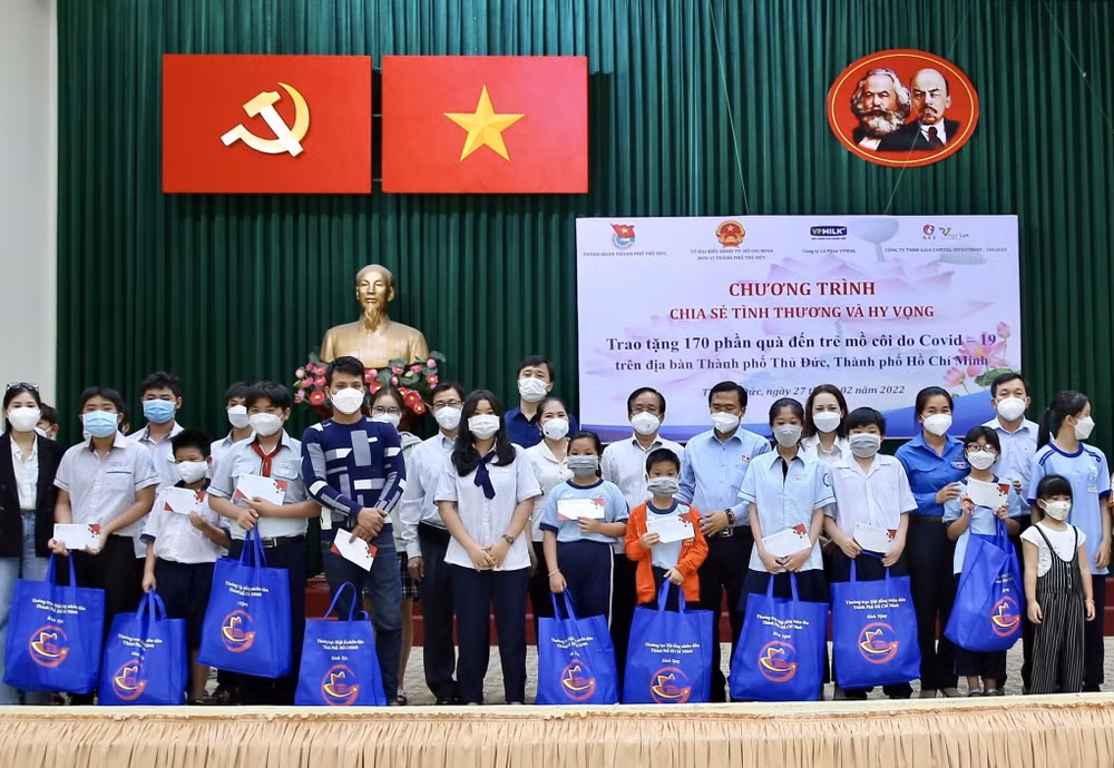 Reliefs delivered to children orphaned by COVID-19 in HCM City ảnh 1