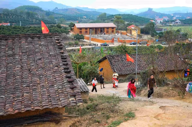 Nung ethnic hamlet attracts tourists with traditional rammed earth houses ảnh 2
