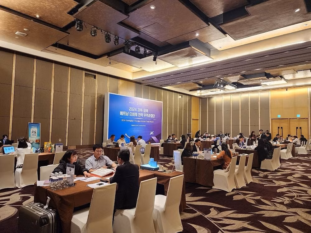 RoK’s Gyeongbuk, Chungbuk firms engage in business talks in Hanoi ảnh 1 RoK’s Gyeongbuk, Chungbuk firms engage in business talks in Hanoi ảnh 1