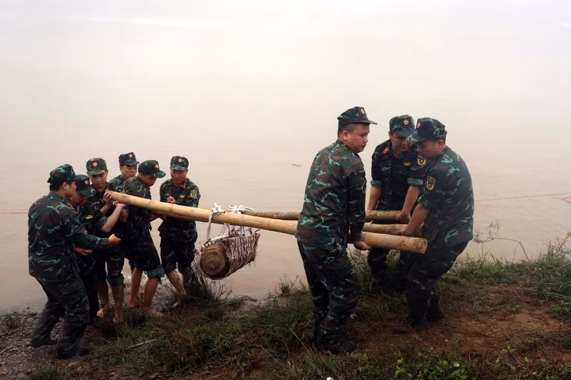 Over-200kg bomb successfully deactivated in Hung Yen ảnh 1