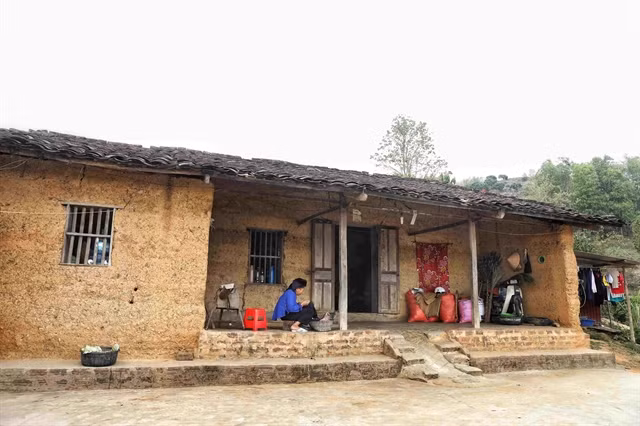 Nung ethnic hamlet attracts tourists with traditional rammed earth houses ảnh 3